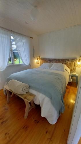 - une chambre avec un grand lit et une fenêtre dans l'établissement Cabaña Lourdes, à Puerto Corral