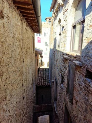 an alley in an old town with buildings at Casa Myrtifolia in Todi