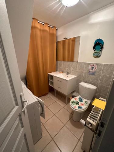 Koupelna v ubytování Gîte au Coeur du Jura entre Comté et Vin jaune, Gîte Vin Jaune