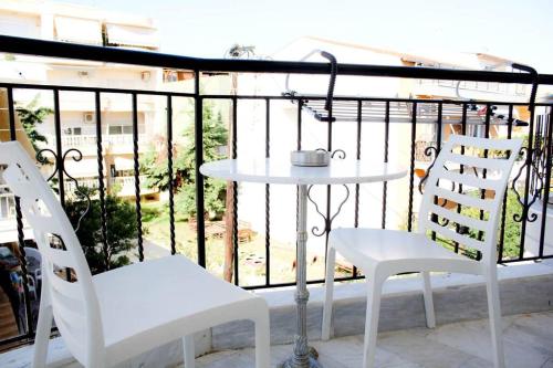 - Balcón con mesa blanca y 2 sillas en StuDio 57 (5), en Néa Khilí
