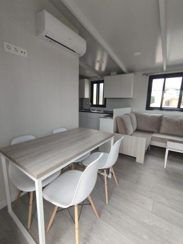 a kitchen and living room with a table and chairs at Bungalow Duemo Camperpark in Águilas