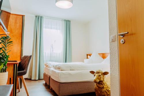 Ein Bett oder Betten in einem Zimmer der Unterkunft Garni-Hotel Goldenes Lamm
