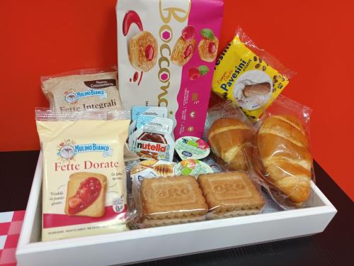 eine Schachtel mit Brot, Gebäck und anderen Snacks in der Unterkunft B&B La Stazione in Sibari