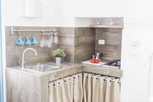 een keuken met een spoelbak en een aanrechtblad bij Borgo Albergo Capozzi 41 in Monopoli