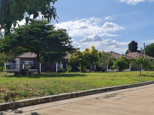 a house in a suburb with a park at เอกกวินอุ่นรัก in Ban Kut Kwang