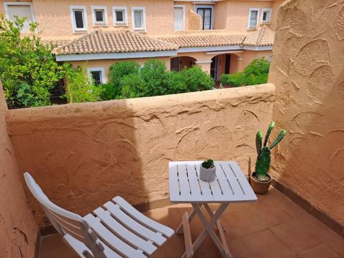 une terrasse avec deux chaises, une table et un cactus dans l'établissement Casa, 300 metros Playa, Wifi, Parking., à Vera