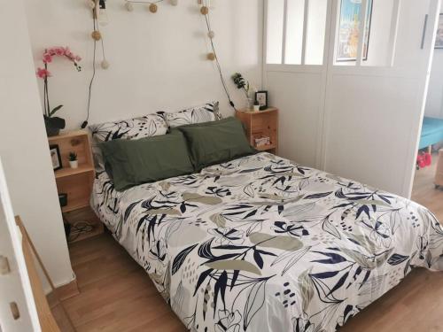 Un pat sau paturi într-o cameră la Cannes Isola Bella entre mer et montagne