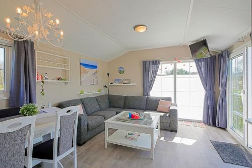 Χώρος καθιστικού στο Chalet Neeltje - Chaletpark Luttikduin Callantsoog aan Zee