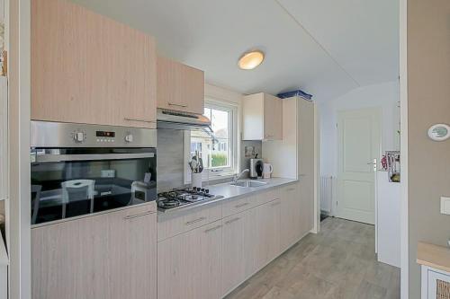 Η κουζίνα ή μικρή κουζίνα στο Chalet Neeltje - Chaletpark Luttikduin Callantsoog aan Zee