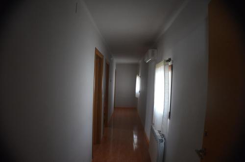 an empty hallway with a door and a window at Casa Rural El Convento in Valtierra