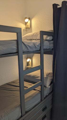 Ce lit se trouve dans un dortoir doté de 2 lits superposés. dans l'établissement Climatisé, tout confort et belle vue apaisante, à Valras-Plage