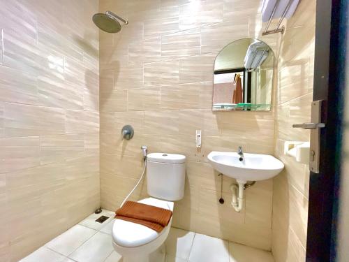 un baño con inodoro y lavabo en Satran Villa @ Kuta Bali, en Legian