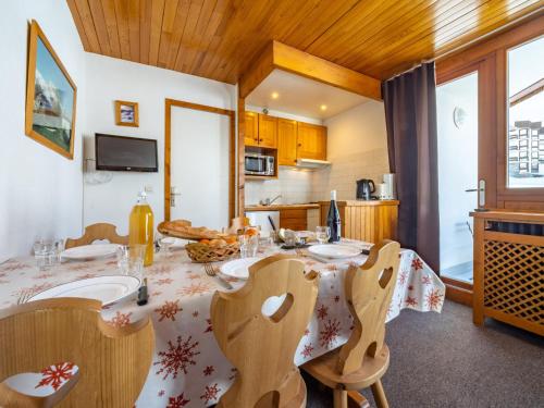 Appartement skis aux pieds à Tignes avec balcon, 6 couchages, proche commerces et navettes - FR-1-502-480