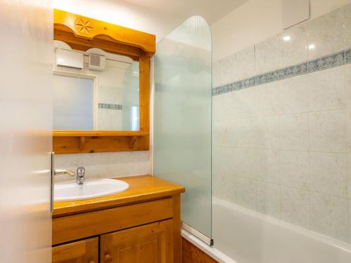 łazienka z umywalką i prysznicem w obiekcie Appartement skis aux pieds à Tignes avec balcon, 6 couchages, proche commerces et navettes - FR-1-502-480 w mieście Tignes