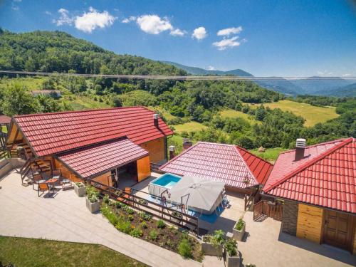 una vista aérea de una casa con techos rojos en Kuća za odmor Andrea, en Bajina Bašta