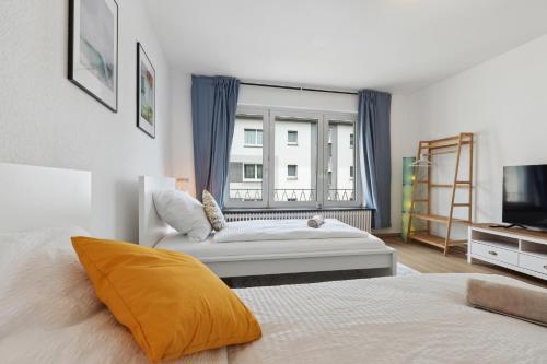 - une chambre avec un lit, une télévision et une fenêtre dans l'établissement Große 80qm 3 Zimmer Wohnung, nahe Messe & Klinikum, 2x 55" Smart TV, Netflix, Keyless, à Essen