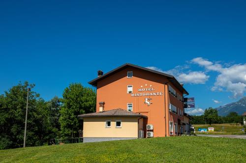 Nespecifikovaný výhled na hory nebo výhled na hory při pohledu z hotelu