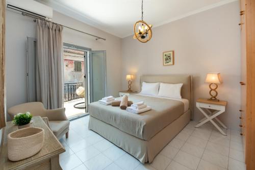 Кровать или кровати в номере Marilu's, Paxos Port House