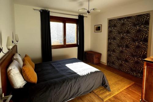a bedroom with a bed and a window at Appartement dans chalet - 75 m2 - 4 à 6 personnes in Saint-Gervais-les-Bains
