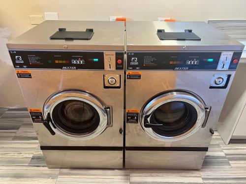 duas máquinas de lavar estão empilhadas uma em cima da outra em Relaxing 1bed 1bath Villa In Downtown Red Hook! em Nazareth