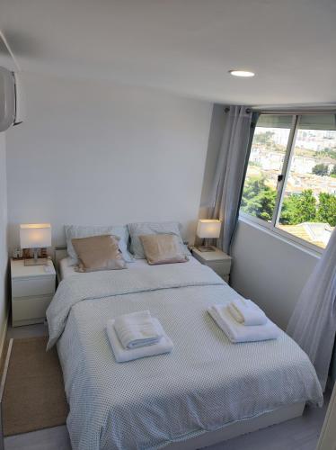 - une chambre avec un lit et 2 serviettes dans l'établissement Vista Panorâmica Amadora, à Amadora