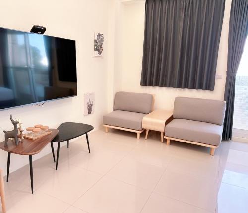 a waiting room with two chairs and a table at Happy Fat B&B 寵物友善 in Taitung City