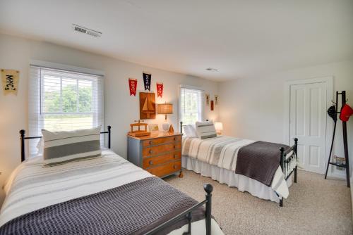 1 Schlafzimmer mit 2 Betten, einer Kommode und Fenstern in der Unterkunft Mobjack Bay Rental on Private Cove! in Onemo