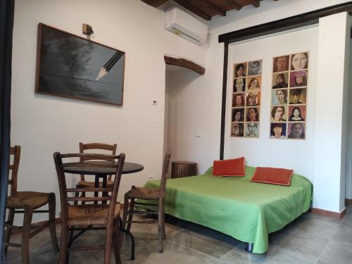 Habitación con cama, mesa y sillas. en Appartamento Il Picchio Verde, en Altopascio