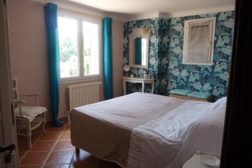 une chambre avec un lit et une fenêtre dans l'établissement Magnifique villa au calme avec piscine, sauna et jacuzzi, à Pélissanne