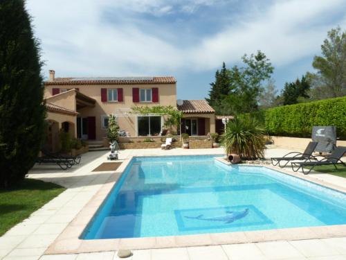 une piscine devant une maison dans l'établissement Magnifique villa au calme avec piscine, sauna et jacuzzi, à Pélissanne