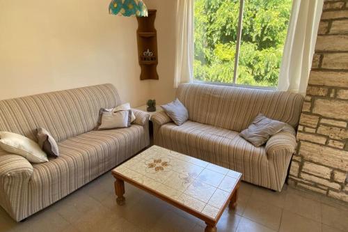 - un salon avec deux canapés et une table basse dans l'établissement Llafranc, soleado, 5 p, a 200 metros de la playa, à Llafranc