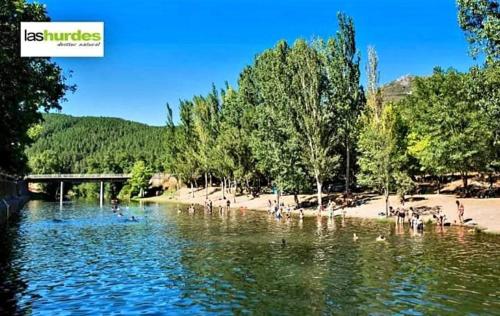 un gruppo di persone in acqua vicino a una spiaggia di Hotel Rural Cristania a Caminomorisco