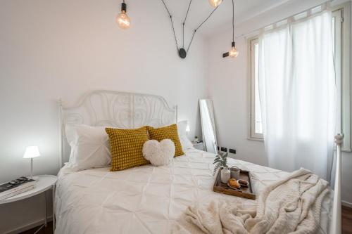 RESIDENZA BELLA VITA, eleganza in centroにあるベッド