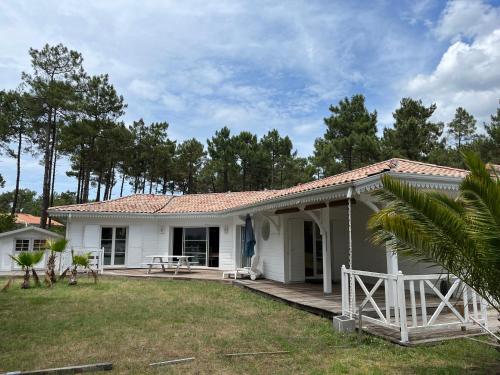 Casa blanca con porche y patio en LA VILLA DES PINS, en Lacanau-Océan