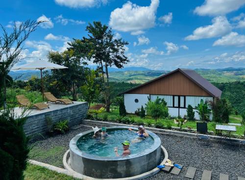 un grupo de personas jugando en una piscina en Star Hill Dak Nong Retreat en Gia Nghĩa