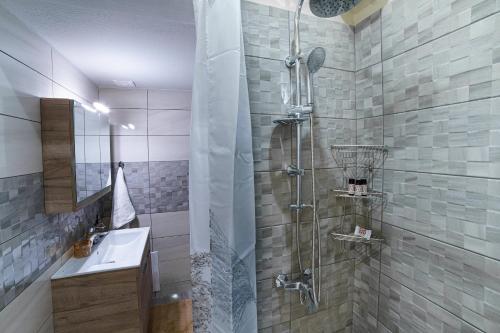 W łazience znajduje się prysznic i umywalka. w obiekcie Palm home 1 w mieście Makry Gialos