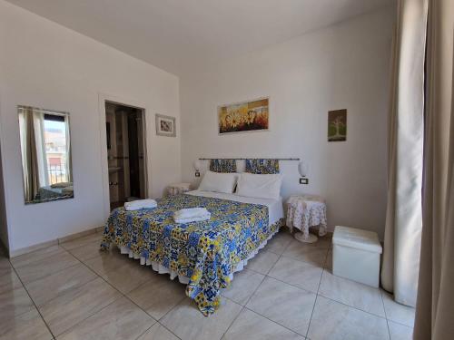 a bedroom with a bed with a blue and white bedspread at La Trinacria di Capo Passero in Portopalo