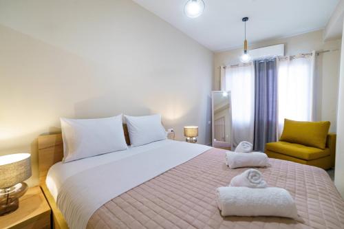 1 dormitorio con 1 cama grande y toallas. en Palm home 1 en Makry Gialos