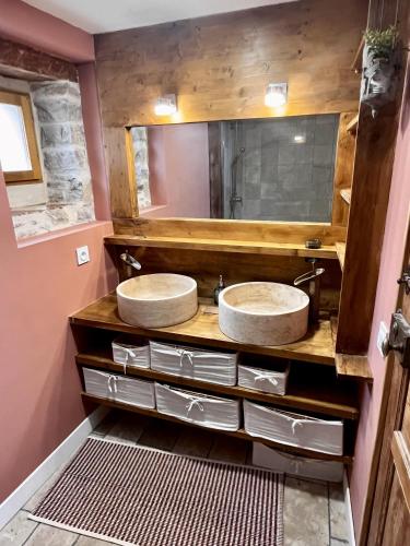une salle de bain avec deux lavabos et un miroir dans l'établissement Charming 2Bed House near Sommiere south of France, à Saint-Clément