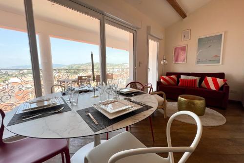- une salle à manger avec une table et des chaises offrant une vue dans l'établissement IMMOGROOM - Terrace with sea view - AC - Suquet - 5 min from the beach, à Cannes