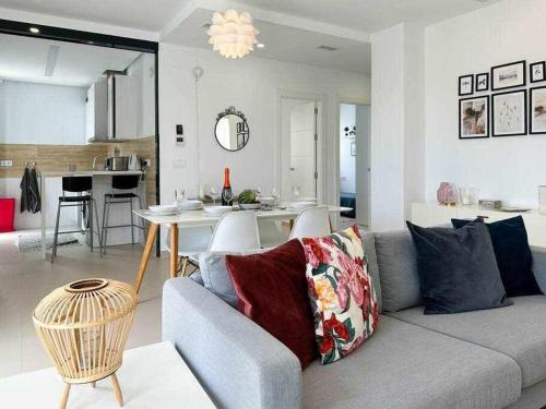 een woonkamer en een keuken met een bank en een tafel bij Nice Nordic Style Villa 8 min from the beach. in El Campello