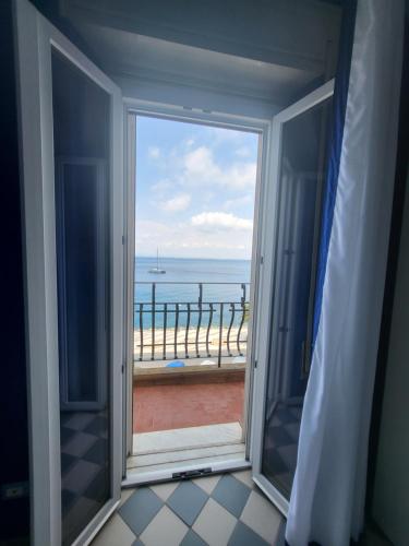 Camera con finestra e vista sull'oceano. di Tocco di mare a Porto Santo Stefano