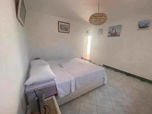 ein Schlafzimmer mit einem Bett in einem weißen Zimmer in der Unterkunft B&B restaurant OCÉAN in Briech