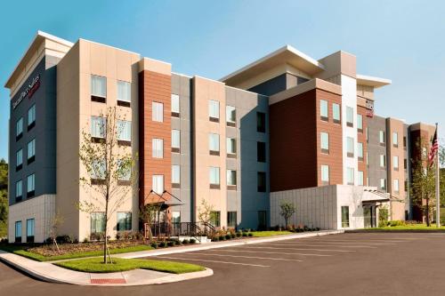 a parking lot in front of a building at TownePlace Suites by Marriott Pittsburgh Airport/Robinson Township in Robinson Township