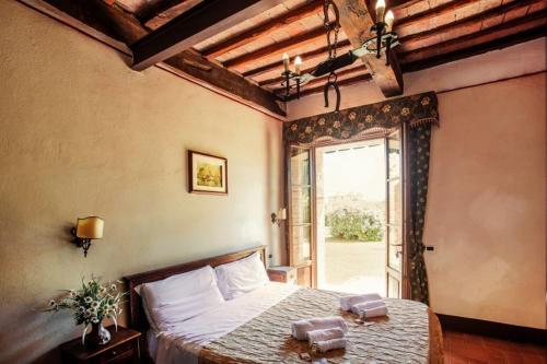 Un dormitorio con una cama con dos toallas encima. en Casale Baldelli Apartments, en Castiglione del Lago