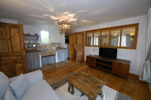a living room with a couch and a table at Villa Vanille in Boisseron