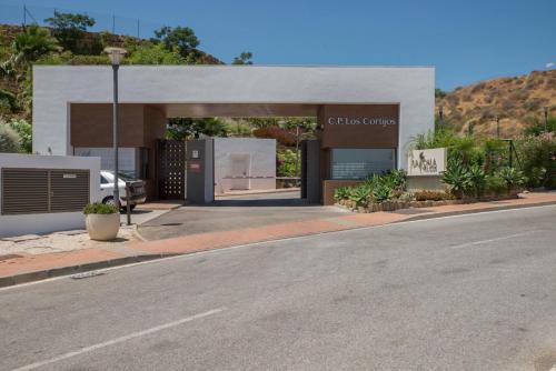 un edificio al costado de una calle en Calita 109 Mijas Costa - Málaga, en La Cala de Mijas