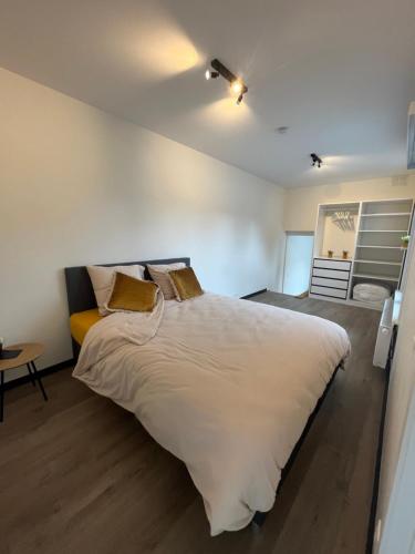 1 dormitorio con 1 cama grande con sábanas blancas en Westenwind, en Ostende