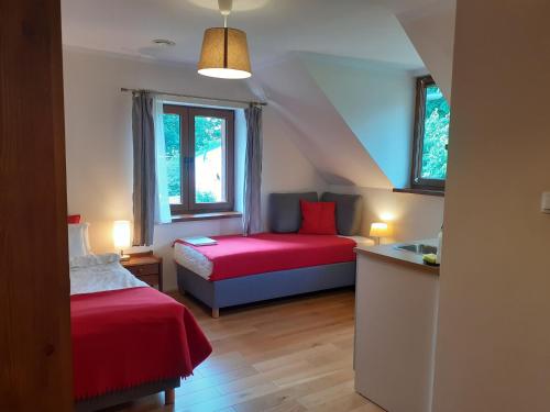 ein kleines Zimmer mit 2 Betten und einem Fenster in der Unterkunft To Tutaj in Szklarska Poręba