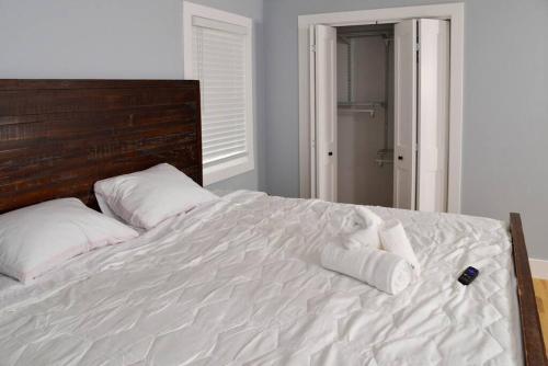 Ένα ή περισσότερα κρεβάτια σε δωμάτιο στο LakeAccess 4 Bed 3 Full Bath HOT TUB